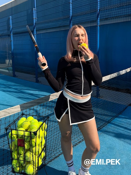 Czarna spódniczka mini z wszytymi spodenkami i białymi lamówkami