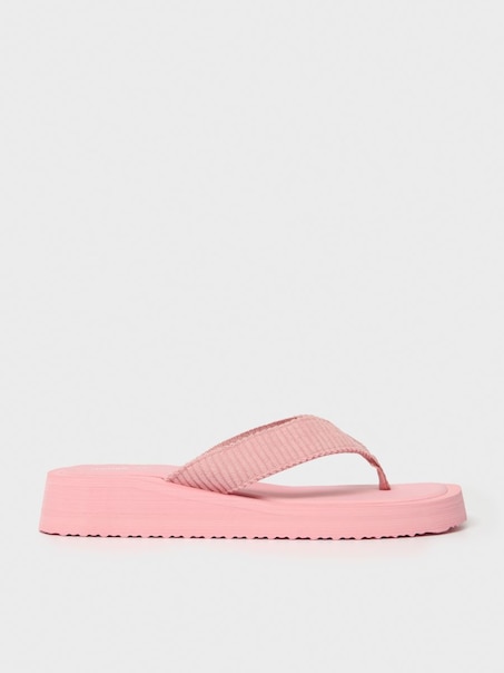 Różowe japonki na platformie z szerokimi paskami