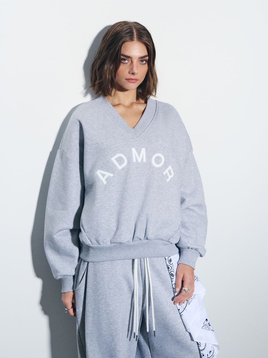 Hlover ♡ Szara bluza oversize z aplikacją ADMOR i dekoltem V - HOUSE
