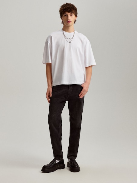 Czarne jeansy carrot fit z efektem sprania