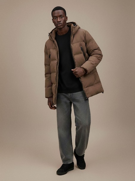 Brązowy pikowany płaszcz z kapturem