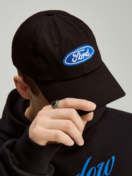 Czarna czapka z daszkiem i haftem Ford