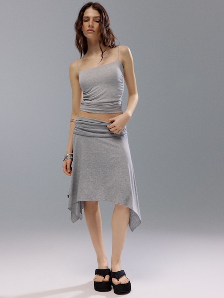 Dzianinowa jasnoszara spódnica z marszczonym pasem i asymetrycznym dołem