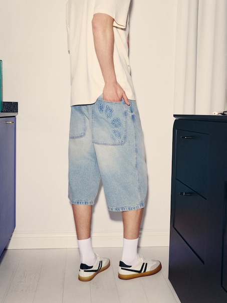 Jasnoniebieskie szorty jeansowe super baggy z gwiazdkami na kieszeniach