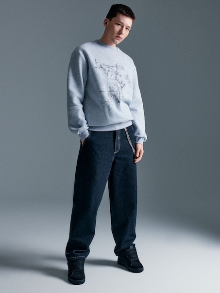 Jasnoszara bluza crewneck z nadrukiem w stylu tribal