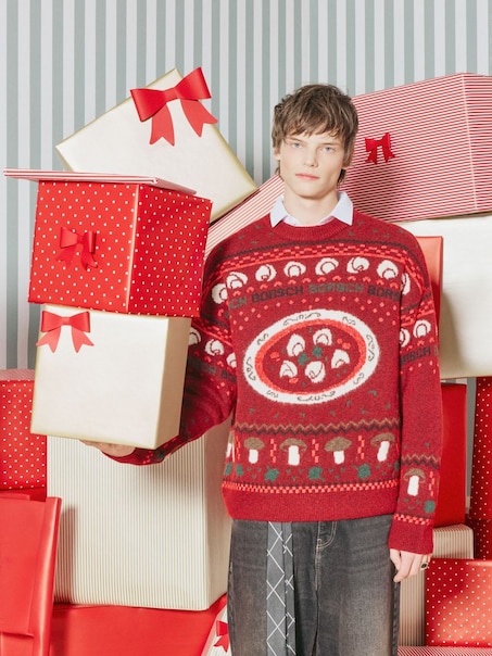 Świąteczny bordowy sweter z motywem barszczu z uszkami