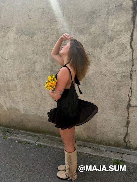 Czarna spódnica mini z metalowymi oczkami i wszytymi spodenkami