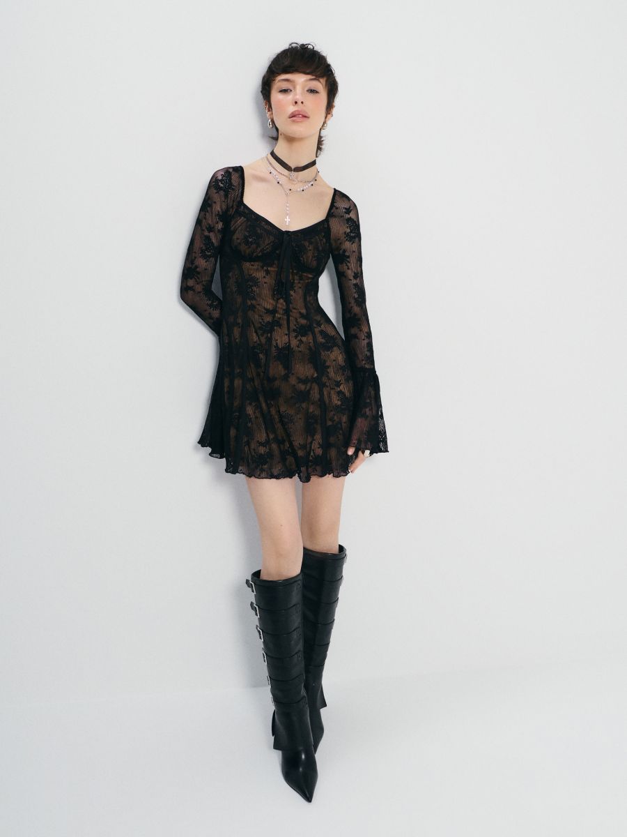 Czarna koronkowa sukienka mini z rozkloszowanymi rękawami - czarny - HOUSE