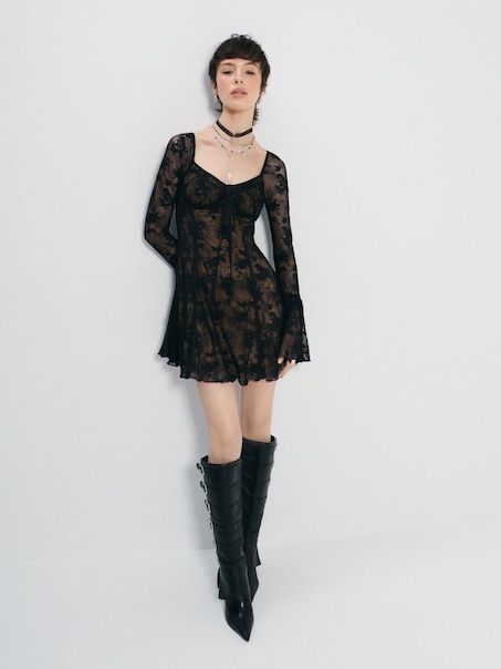 Czarna koronkowa sukienka mini z rozkloszowanymi rękawami