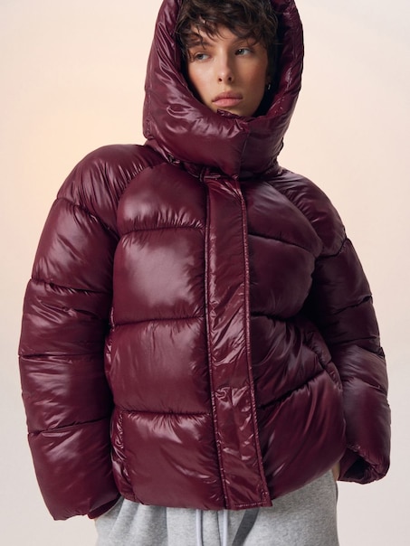 Pikowana bordowa kurtka zimowa puffer z połyskującego materiału