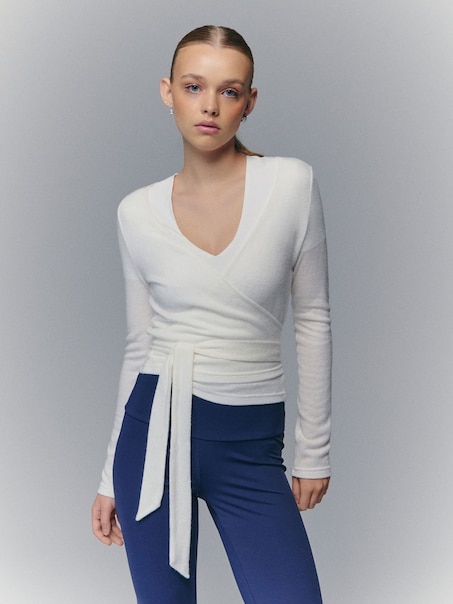 Wiązany kopertowy sweter kremowy