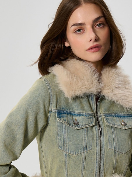 Kurtka jeansowa z ociepleniem i sztucznym futerkiem jasnoniebieska