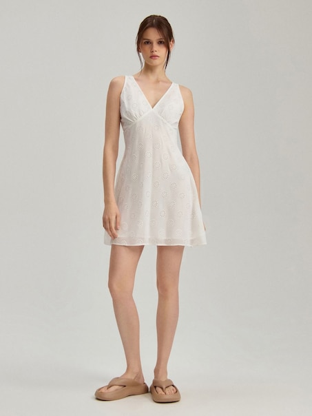 Biała sukienka mini fit&flare z ażurowym wzorem