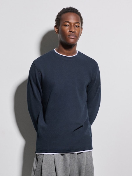 Granatowa koszulka z długim rękawem i białą lamówką