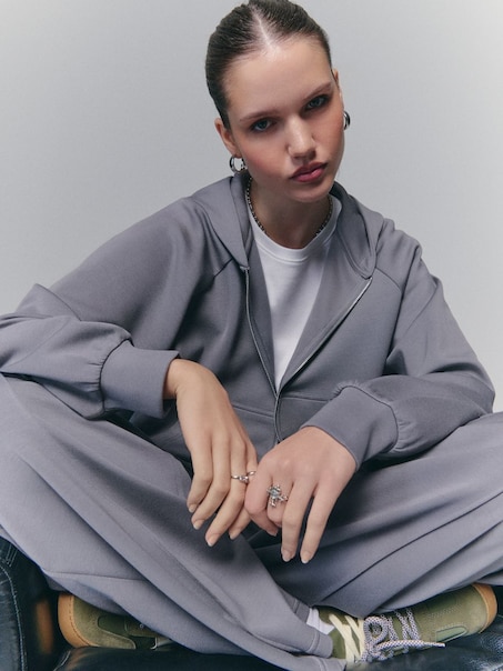 Rozpinana bluza z kapturem i modalem w składzie basic szara