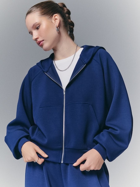 Rozpinana bluza z kapturem i modalem w składzie basic granatowa