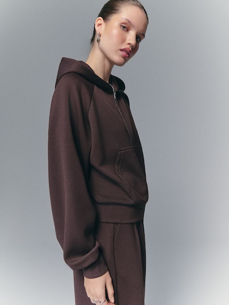Rozpinana bluza z kapturem i modalem w składzie basic czekoladowa