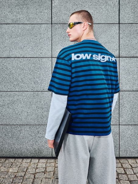Koszulka w czarno-granatowe paski z napisem na plecach
