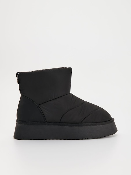 Czarne botki śniegowce na masywnej podeszwie