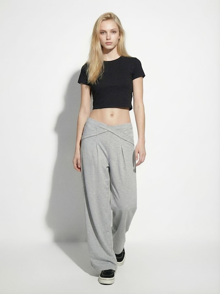 Jasnoszare spodnie baggy ze skrzyżowanym pasem