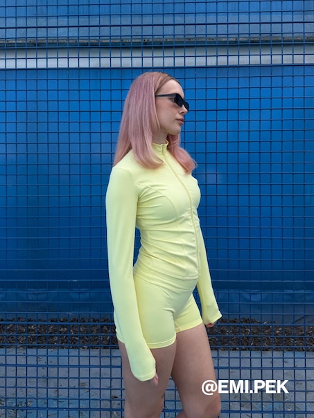 Rozpinana bluza slim fit ze stójką maślanożółta