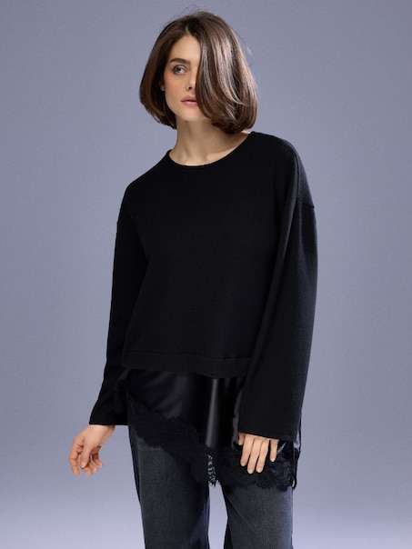 Czarny sweter z satynowo-koronkową wstawką