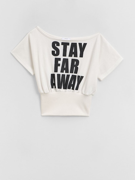 Biała koszulka z napisem Stay Far Away