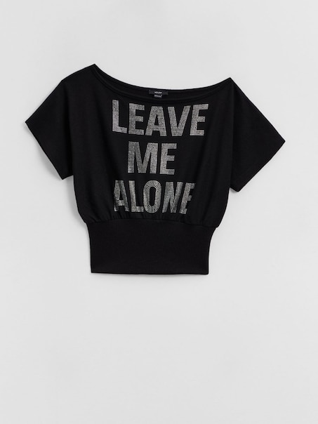 Czarna koszulka z napisem Leave Me Alone z dżetów