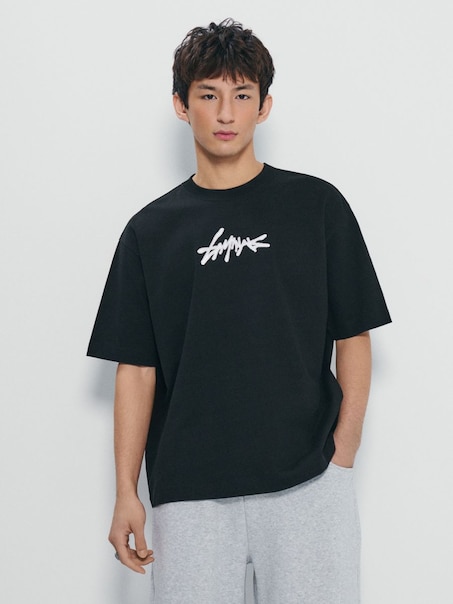Czarna koszulka relaxed fit z haftem graffiti