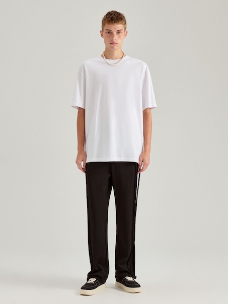 Czarne spodnie dresowe z paskami po bokach