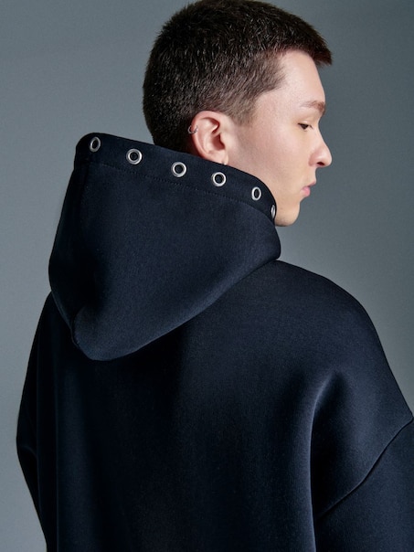 Czarna bluza bombka z kapturem i metalowymi oczkami na kapturze