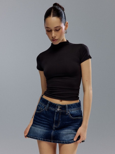 Топ із коміром-стійкою