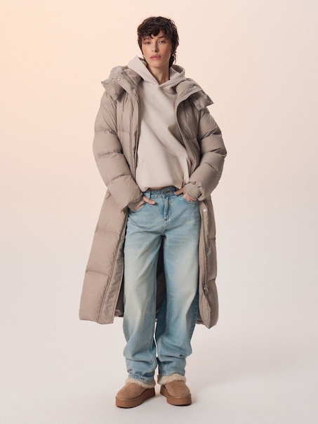 Pikowany płaszcz z kapturem i naturalnym puchem beżowy