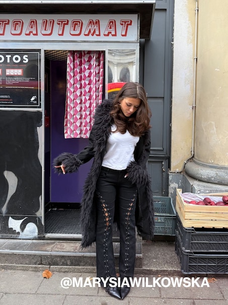 Czarny płaszcz z imitacji zamszu z obszyciami w stylu retro