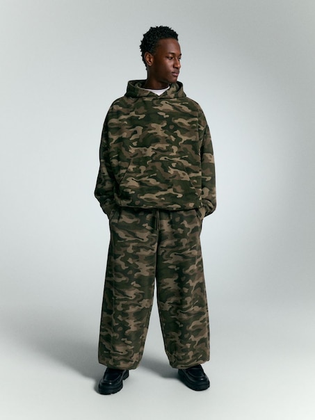 Spodnie dresowe super baggy we wzór camo