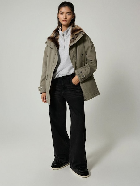 Ocieplany płaszcz typu parka ze stójką oliwkowy