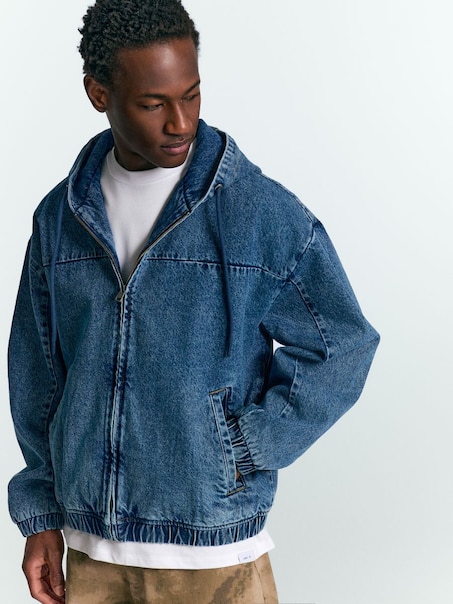 Niebieska kurtka jeansowa z kapturem