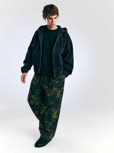 Czarna kurtka jeansowa z kapturem