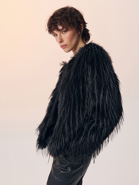 Czarna kurtka ze sztucznego futerka