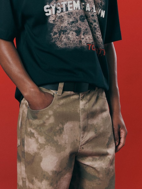 Materiałowy pasek z metalową klamrą