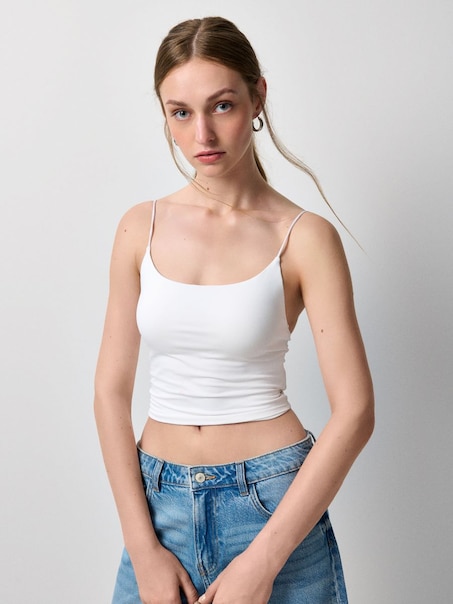 Biały crop top na ramiączkach ze wszytymi miseczkami