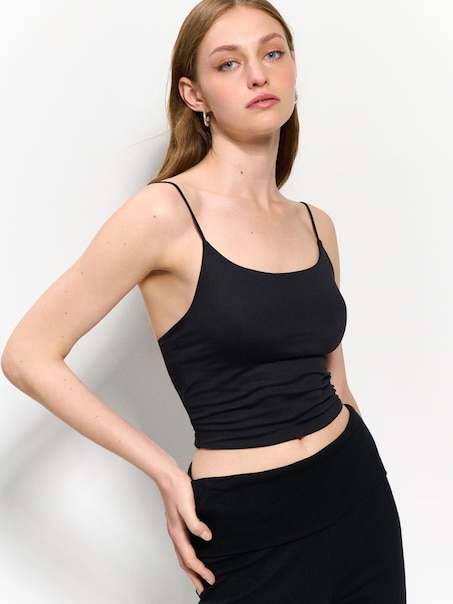 Czarny crop top na ramiączkach ze wszytymi miseczkami