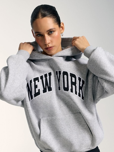 Szara bluza z kapturem i haftowaną aplikacją New York