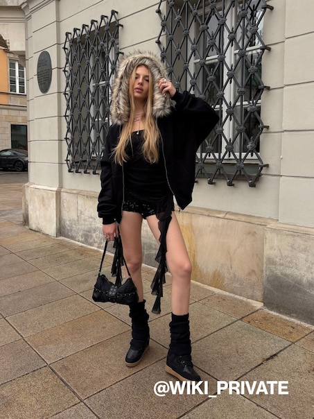 Czarny top bandeau z asymetrycznymi falbankami