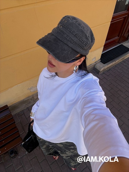 Grafitowa czapka z daszkiem i nitami w stylu militarnym