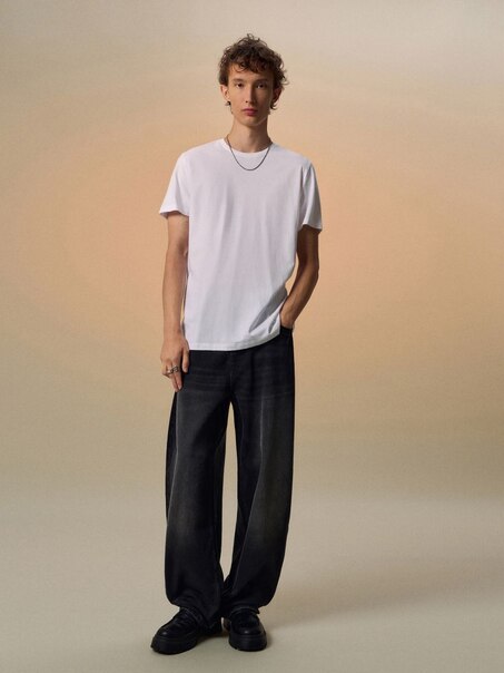Czarne jeansy barrel fit z przetarciami