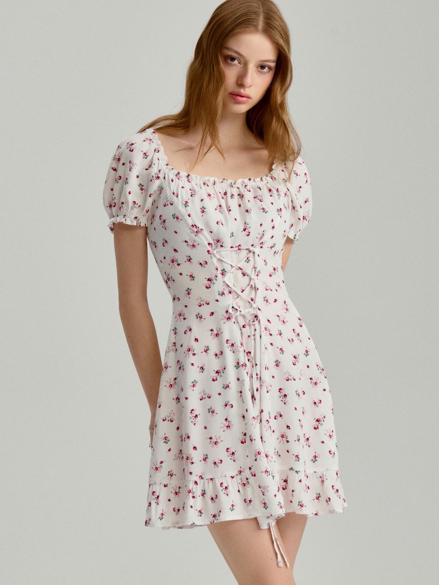 Biała sukienka mini w różowe kwiaty z wiązaniem gorsetowym - wielobarwny - HOUSE