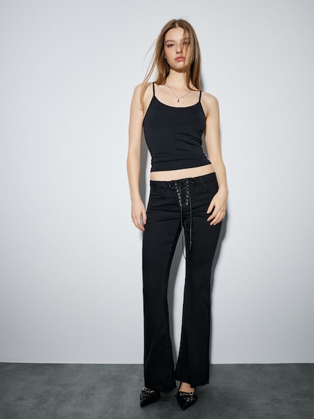 Czarne spodnie dzwony z wiązaniem