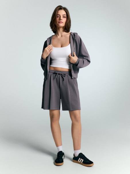 Dresowe jasnoszare szorty z szeroką nogawką