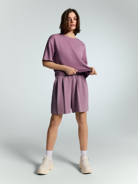 Dresowe czarne szorty z szeroką nogawką liliowe